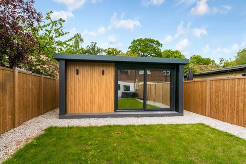 82 Buckingham Road, Richmond, TW10 7EQ