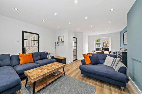 82 Buckingham Road, Richmond, TW10 7EQ