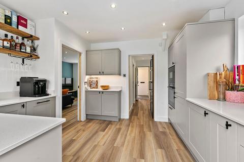 82 Buckingham Road, Richmond, TW10 7EQ