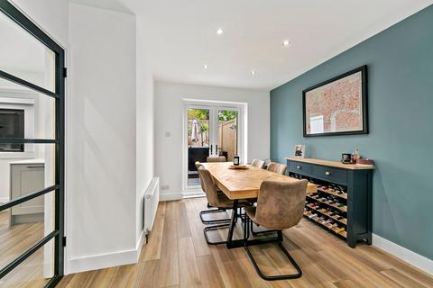 82 Buckingham Road, Richmond, TW10 7EQ