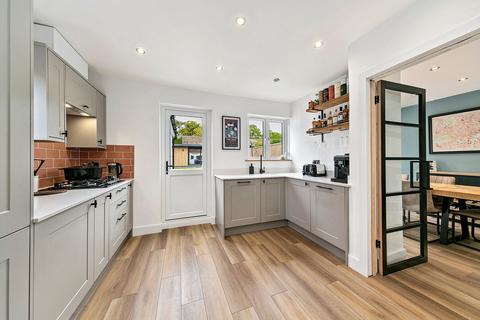 82 Buckingham Road, Richmond, TW10 7EQ
