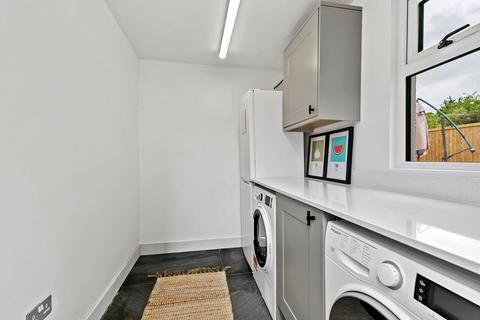 82 Buckingham Road, Richmond, TW10 7EQ