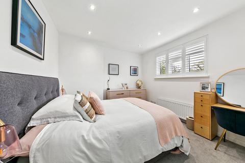 82 Buckingham Road, Richmond, TW10 7EQ