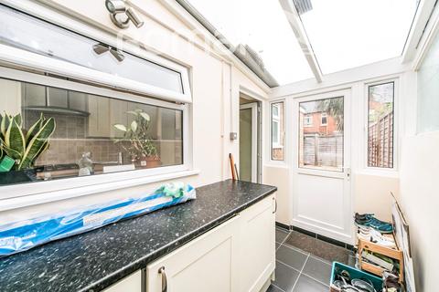 2 bedroom terraced house to rent, York Road, Reading