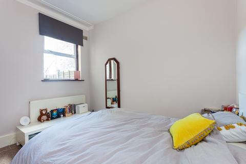 2 bedroom apartment to rent, Warren Road, Leyton