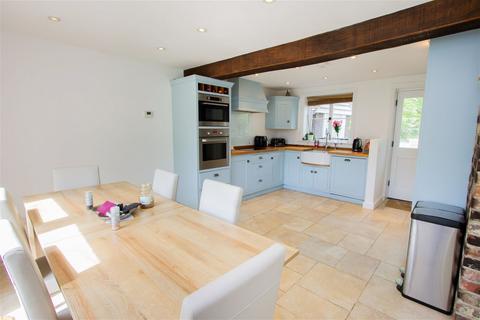 4 bedroom detached house for sale, No Onward Chain In Hurst Green