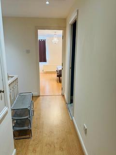 4 bedroom terraced house to rent, Friern Barnet Road, London N11