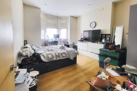 2 bedroom flat to rent, Harpenden Road, London SE27