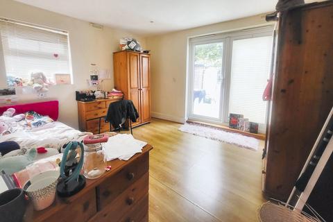 2 bedroom flat to rent, Harpenden Road, London SE27