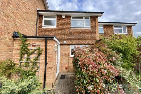 3 bedroom terraced house to rent, Marneys Close, Epsom KT18