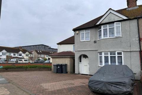 3 bedroom semi-detached house for sale, Waye Avenue, Hounslow TW5