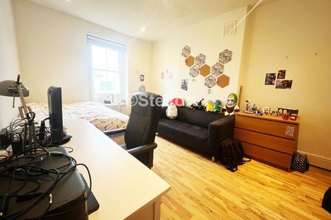 4 bedroom flat to rent, St. Augustines Road, London NW1
