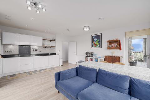 3 bedroom flat to rent, Bowen Drive, London SE7