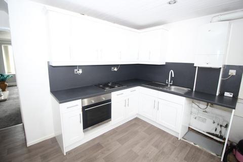 2 bedroom end of terrace house to rent, Priory Road, Ossett