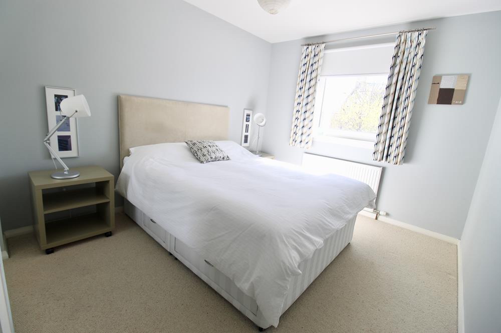 Bedroom 1 photograph 2