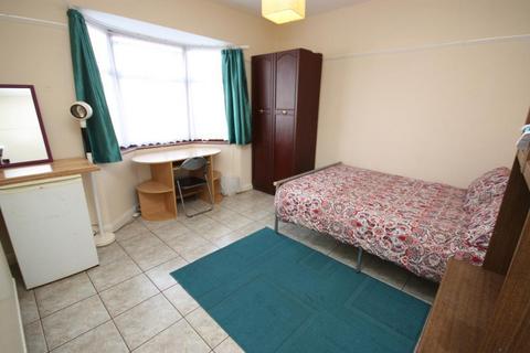 1 bedroom in a house share to rent, Hoylake Road, East Acton, London, W3 7NP