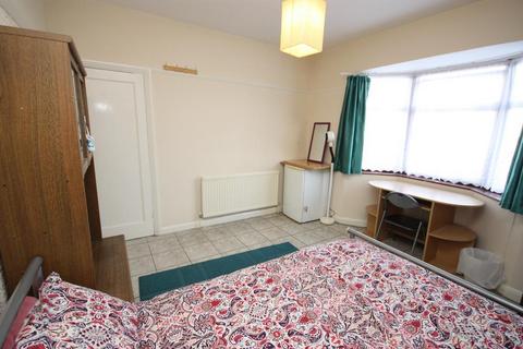 1 bedroom in a house share to rent, Hoylake Road, East Acton, London, W3 7NP