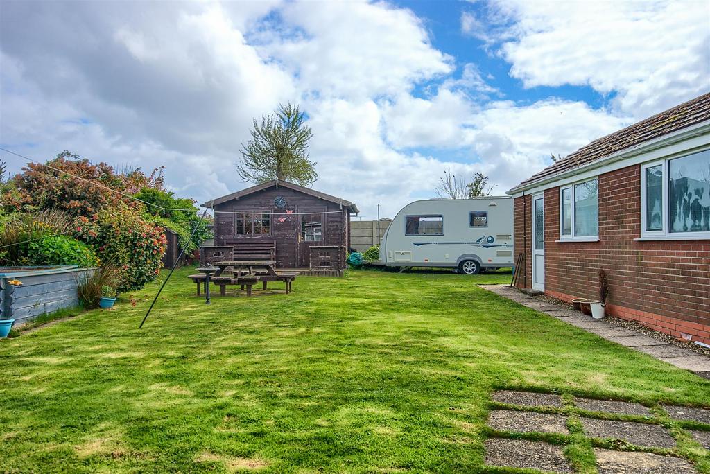 Hollym Road, Withernsea 5 bed detached bungalow for sale £295,950