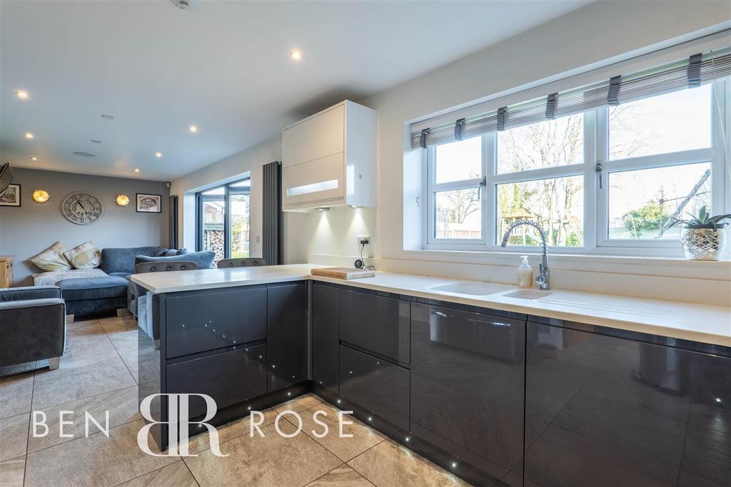 Kitchen/Breakfast/family Room