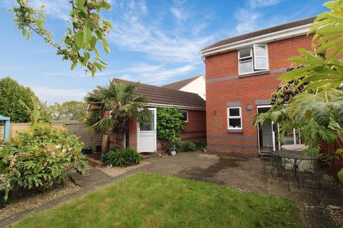 2 bedroom semi-detached house to rent, Miller Close, Exeter