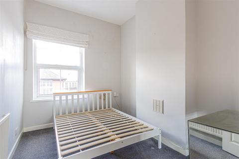 2 bedroom flat to rent, Surrey Street, Cardiff CF5