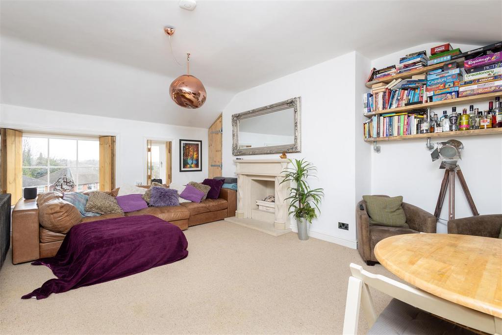 Lynwood Crescent, Leeds LS26 3 bed flat for sale £200,000