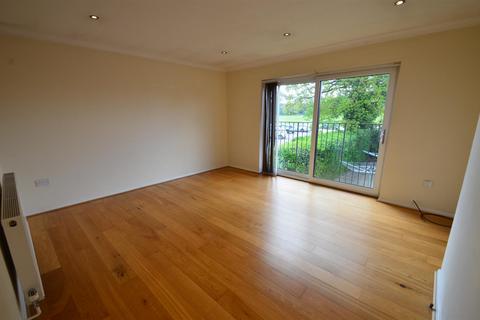 2 bedroom flat for sale, Aylmerton Court, Hitchin Road, Shefford