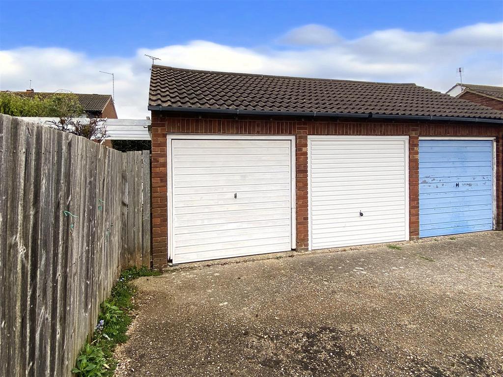 Windward Close, Littlehampton BN17 2 bed terraced house for sale £240,000