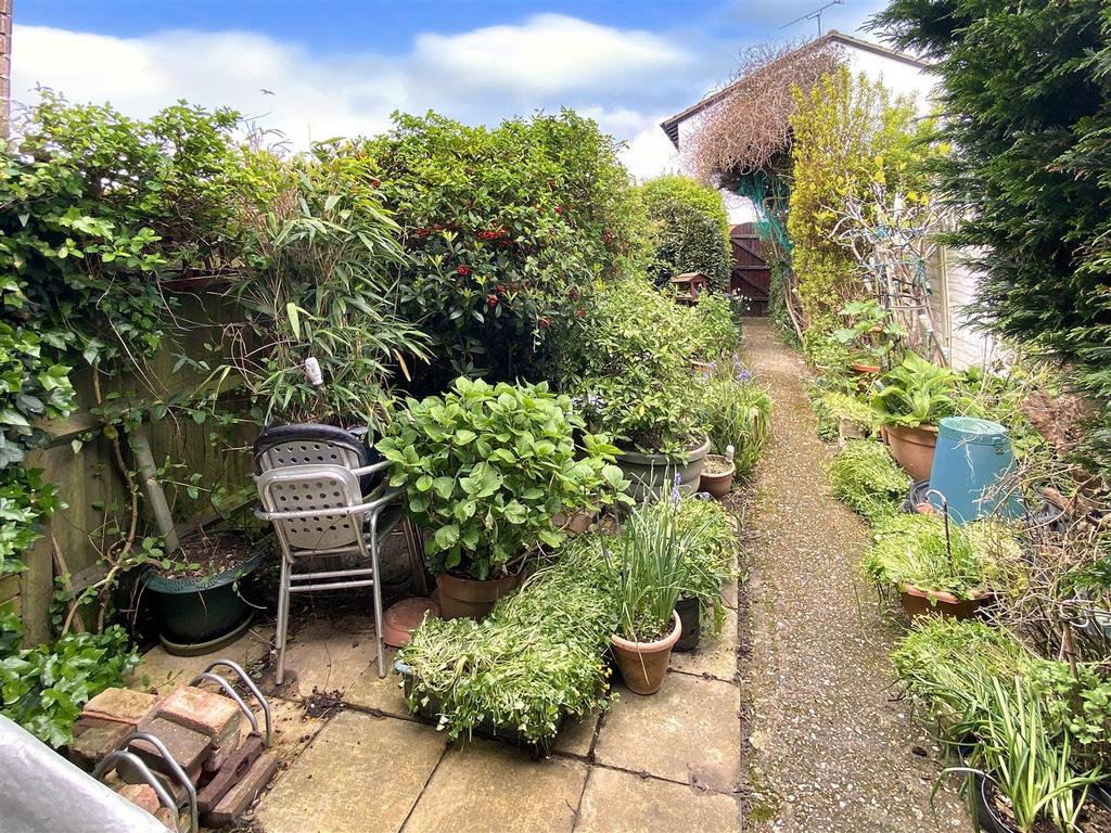 Windward Close, Littlehampton BN17 2 bed terraced house for sale £240,000