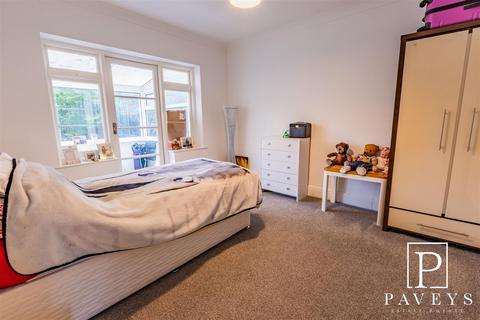 2 bedroom detached bungalow for sale, Kents Avenue, Holland-On-Sea