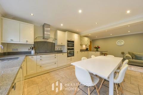 1 Swans Close, St Albans, AL4 0TL