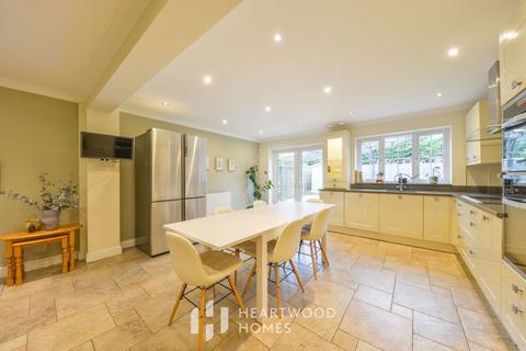 1 Swans Close, St Albans, AL4 0TL