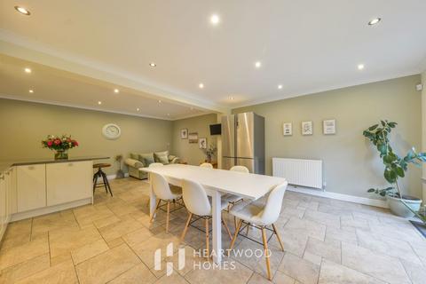 1 Swans Close, St Albans, AL4 0TL