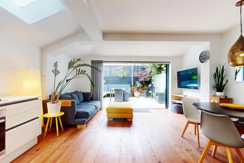 2 bedroom apartment to rent, Ashbourne Grove, London W4