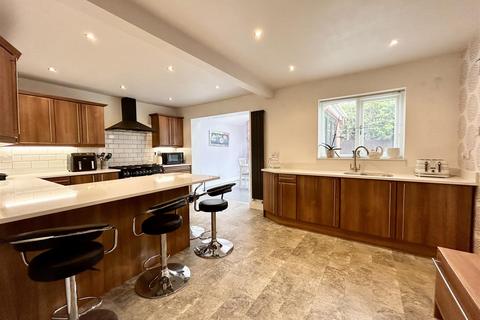 4 bedroom detached house for sale, Barrowstead, Skelmanthorpe, Huddersfield, HD8 9UW