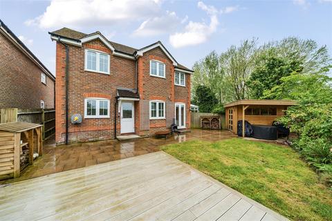 3 Arlott Close, Eversley, Hook, RG27 0RT