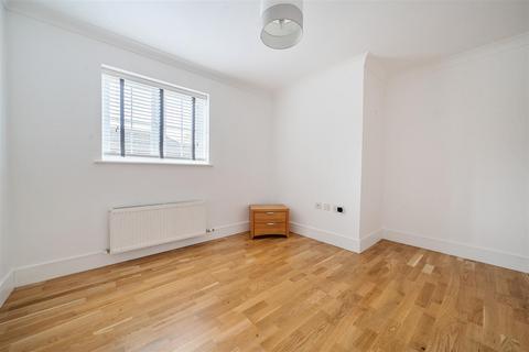 3 Arlott Close, Eversley, Hook, RG27 0RT