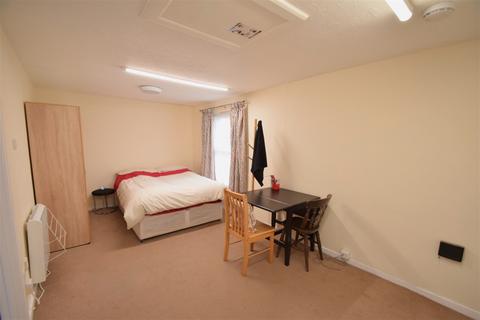 Studio to rent, St Marys