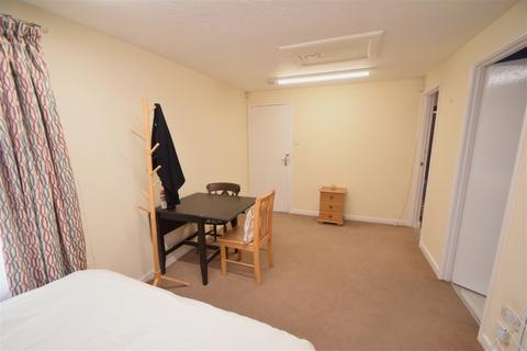 Studio to rent, St Marys