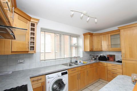 2 bedroom flat to rent, Grand Parade, Leigh On Sea