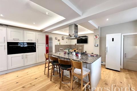 102 Cecil Avenue, Hornchurch, RM11 2NB
