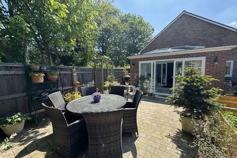 63a Bellver, Toothill, Swindon, SN5 8JY