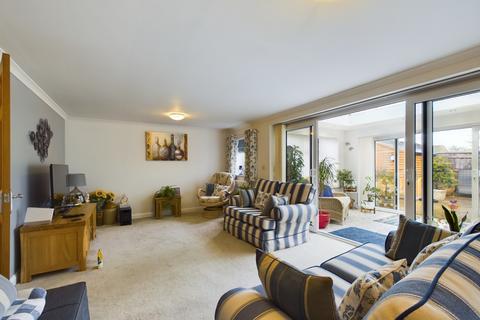 63a Bellver, Toothill, Swindon, SN5 8JY