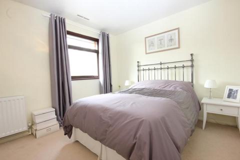 2 bedroom terraced house to rent, Heythorp Close, Woking GU21