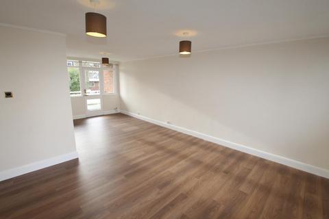 3 bedroom flat to rent, Radstone Court, Woking GU22