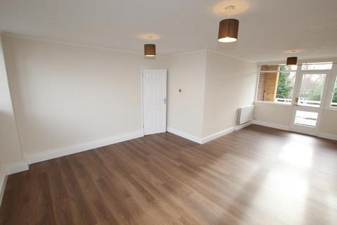3 bedroom flat to rent, Radstone Court, Woking GU22