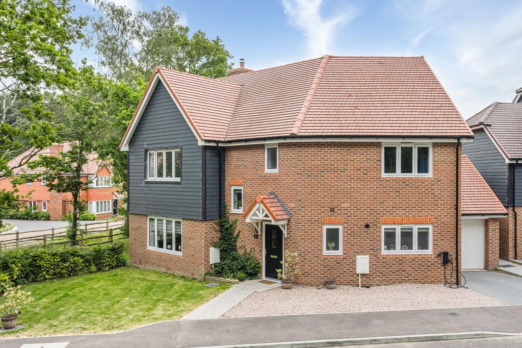 Holly Drive, Crawley RH10 4 bed detached house for sale £675,000
