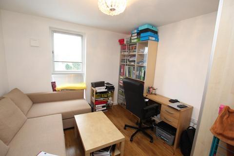 2 bedroom apartment to rent, Guildford Road, Woking GU22