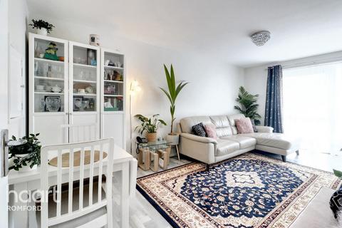 1 bedroom flat for sale, Turpin Avenue, Romford