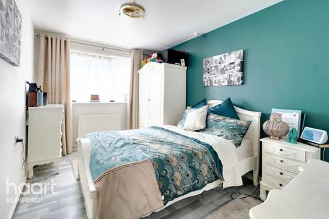 66 Turpin Avenue, Romford, RM5 2JU